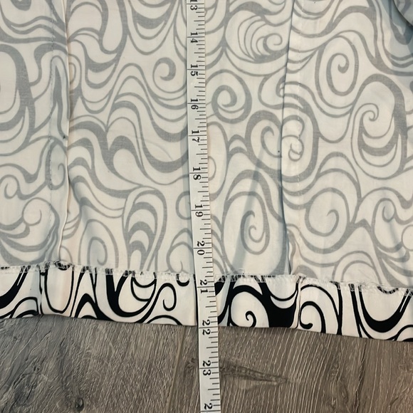 Jolibel black and white abstract zip up jacket or top . - Picture 7 of 8
